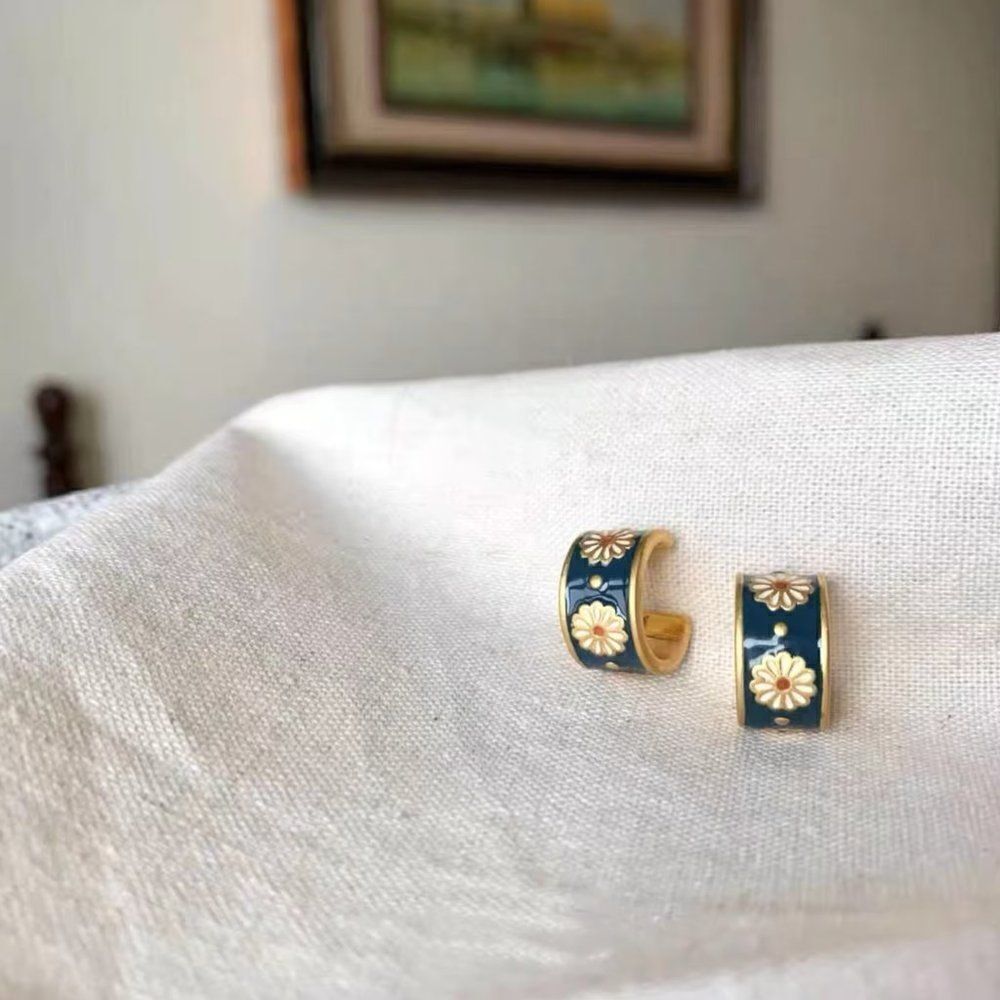 Daisy Delight Enamel Small Hoop Earrings - Picture 7 of 11